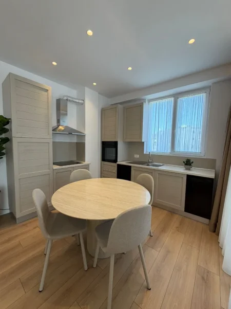 Tirane, jepet me qera apartament 1+1+Ballkon Kati 2, 70 m² 105.000 Leke (Parkim i Perfshire ne Cmim )