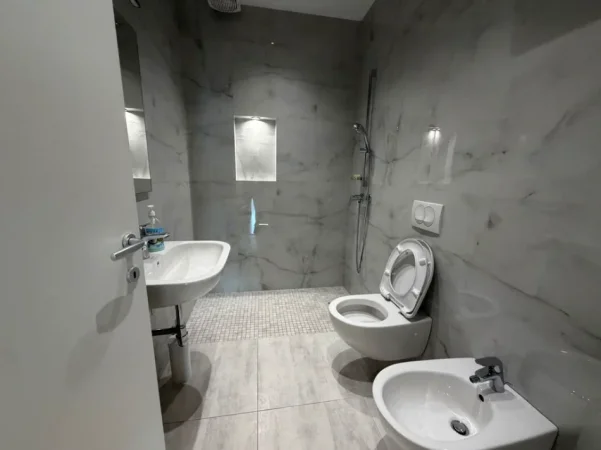 Tirane, jepet me qera apartament 2+1 Kati 8, 90 m² 1.600 € (rruga e barrikadave)