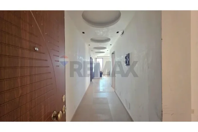Vlore - Lungomare, jepet me qera ambjent biznesi Kati 4, 200 m² 2.500 € (Rruga Murat Terbaci, Vlore)