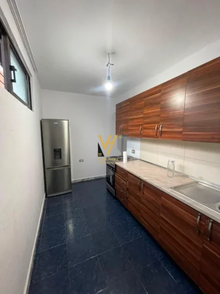 Tirane, jepet me qera apartament 2+1+Ballkon Kati 1, 70 m² 500 € (RRUGA E DURRESIT)