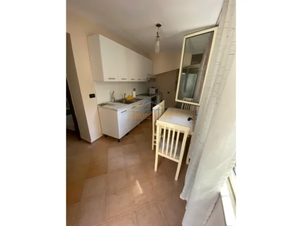 Tirane, jepet me qera apartament 1+1 Kati 1, 53 m² 500 € (Rruga Hoxha Tahsim)