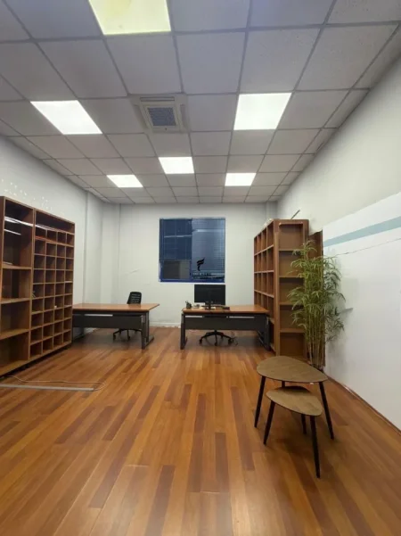 Tirane, jepet me qera zyre Kati 3, 46 m² 600 € (SHESHI WILLSON)