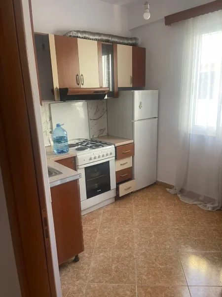 Tirane, jepet me qera 1+1 Kati 3, 60 m² 400 €