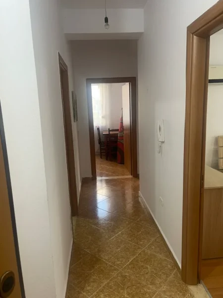 Tirane, jepet me qera 1+1 Kati 3, 60 m² 400 €