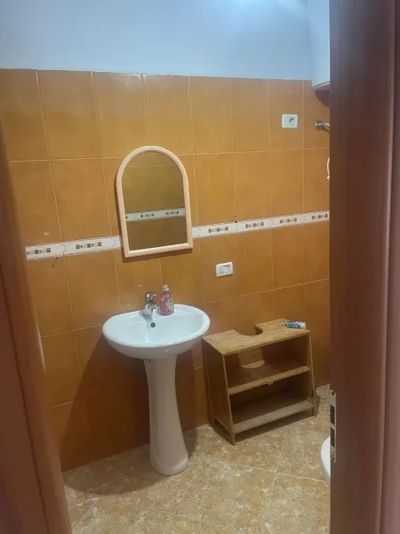Tirane, jepet me qera 1+1 Kati 3, 60 m² 400 €