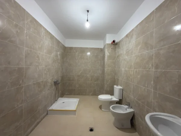 Tirane, jepet me qera apartament 2+1 Kati 2, 128 m² 600 € (21 Dhjetori)