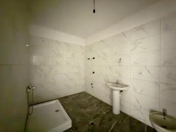 Tirane, jepet me qera apartament 2+1 Kati 2, 128 m² 600 € (21 Dhjetori)