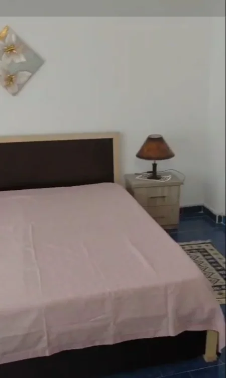 Vlore, jap me qera apartament ne plazh 1+1+A+BLK Kati 1, 60 m² ,30 euro/nata (Nermin Vlora,Mbas Shkolles Industriale)