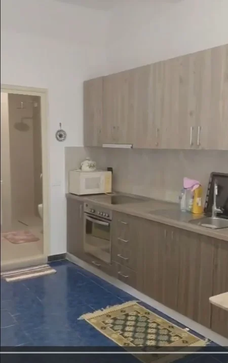 Vlore, jap me qera apartament ne plazh 1+1+A+BLK Kati 1, 60 m² ,30 euro/nata (Nermin Vlora,Mbas Shkolles Industriale)