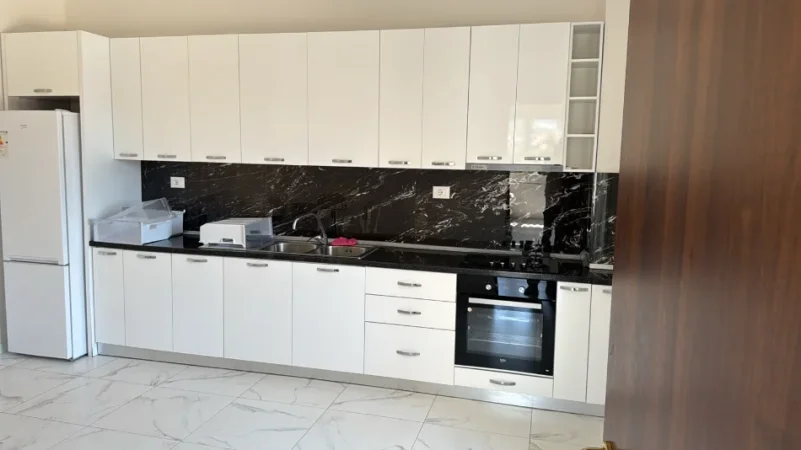 Tirane, jepet me qera shtepi 1+1 Kati 3, 100 m² 350 € (Rruga Korabi)