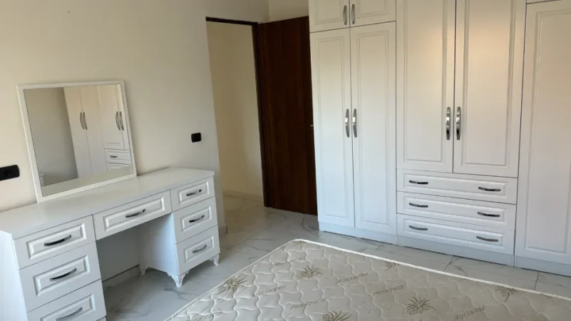 Tirane, jepet me qera shtepi 1+1 Kati 3, 100 m² 350 € (Rruga Korabi)