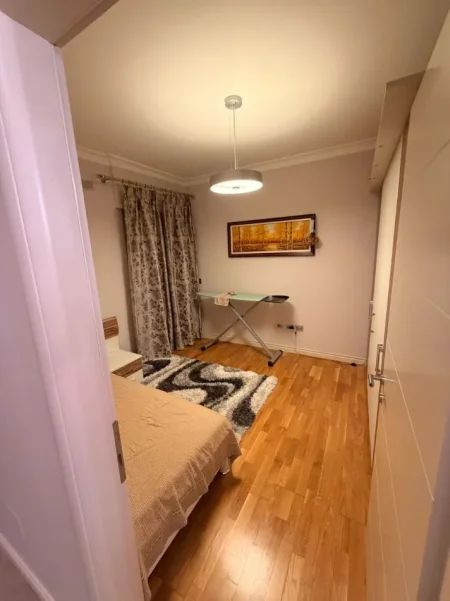 Tirane, jepet me qera apartament 2+1+Ballkon Kati 3, 100 m² 900 € 