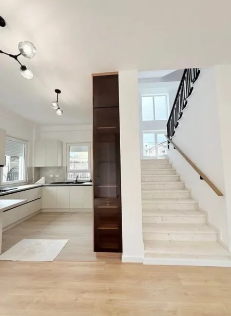 Tirane, jepet me qera Vile Vile 3 Katshe Kati 0, 250 m² 2.500 € (TEG)