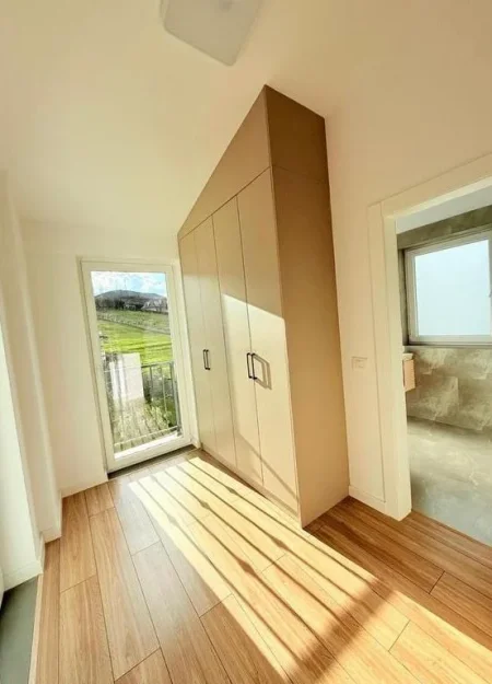 Tirane, jepet me qera Vile Vile 3 Katshe Kati 0, 250 m² 2.500 € (TEG)