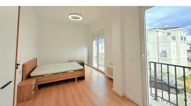 Tirane, jepet me qera Vile Vile 3 Katshe Kati 0, 250 m² 2.500 € (TEG)