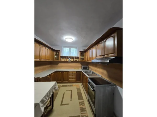 Tirane, jepet me qera apartament 3+1 Kati 1, 100 m² 500 € (Varri i Bamit Atrium143198)