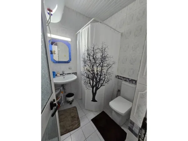Tirane, jepet me qera apartament 3+1 Kati 1, 100 m² 500 € (Varri i Bamit Atrium143198)