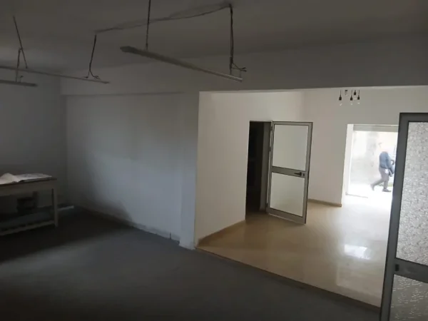Tirane, jepet me qera ambjent biznesi Kati 0, 120 m² 1.000 € (rruga e elbasanit)