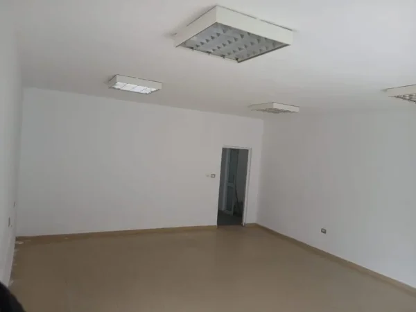 Tirane, jepet me qera ambjent biznesi Kati 0, 120 m² 1.000 € (rruga e elbasanit)