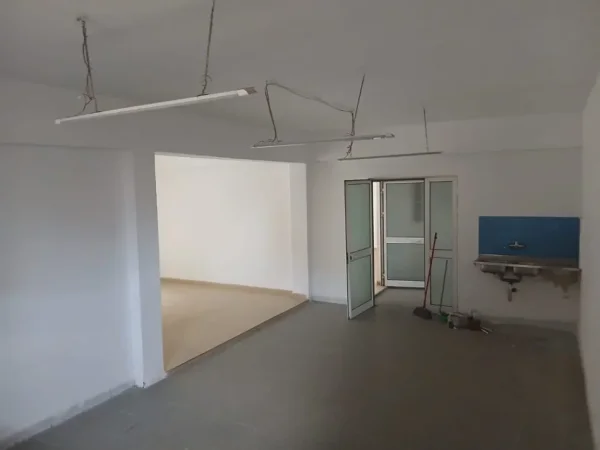 Tirane, jepet me qera ambjent biznesi Kati 0, 120 m² 1.000 € (rruga e elbasanit)