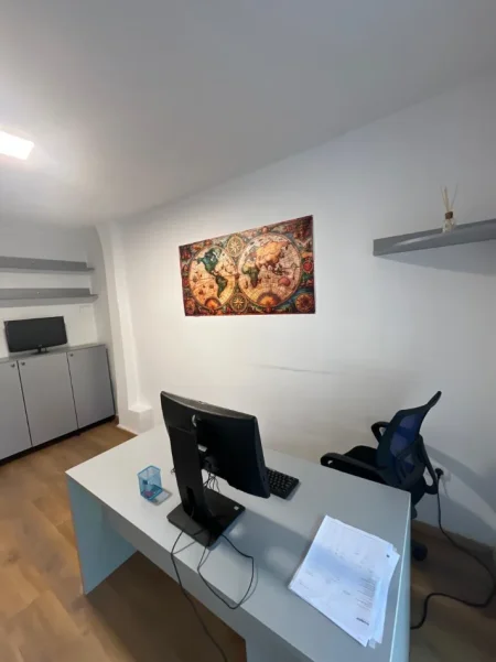 Tirane, jepet me qera ambjent biznesi Kati 1, 15 m² 400 € (SHKOLLA E BALETIT)