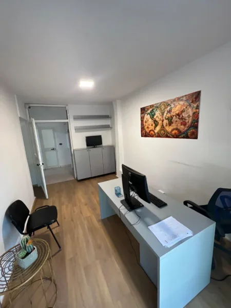 Tirane, jepet me qera ambjent biznesi Kati 1, 15 m² 400 € (SHKOLLA E BALETIT)
