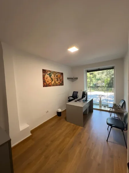 Tirane, jepet me qera ambjent biznesi Kati 1, 15 m² 400 € (SHKOLLA E BALETIT)