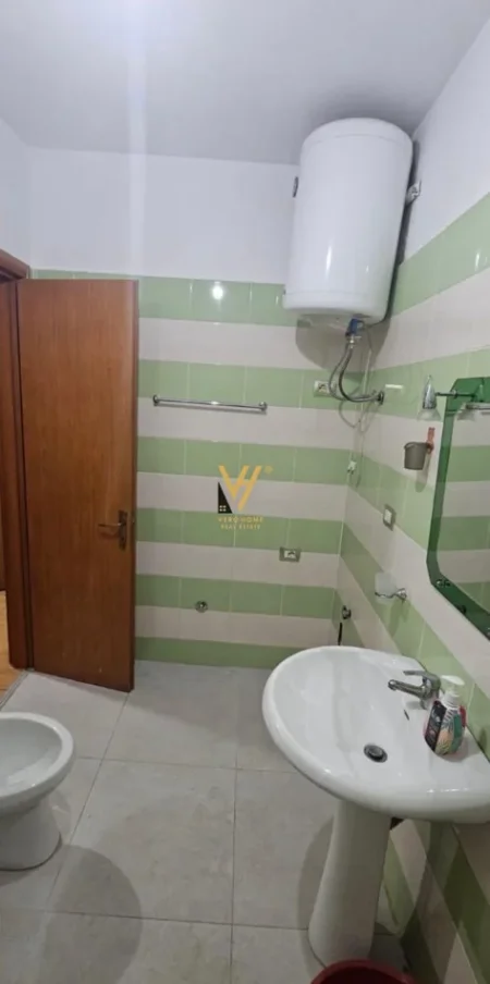 Tirane, jepet me qera apartament 1+1+Ballkon Kati 3, 115 m² 520 € (YZBERISHT)
