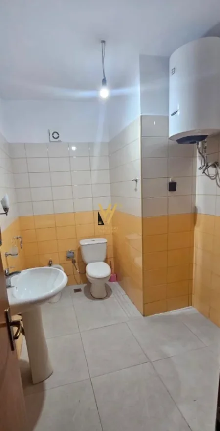 Tirane, jepet me qera apartament 1+1+Ballkon Kati 3, 115 m² 520 € (YZBERISHT)