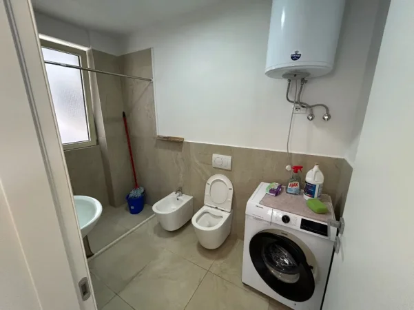Tirane, jepet me qera apartament 1+1+Ballkon Kati 3, 83 m² 350 € (Kompleki Tom Doshit)