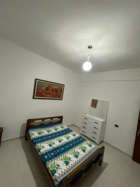 Tirane, jepet me qera Banesë 1+1, Kati 1, Mobiluar, Çmimi 30.000 Lekë të Reja, tek Bulevardi i Ri,Tiranë.