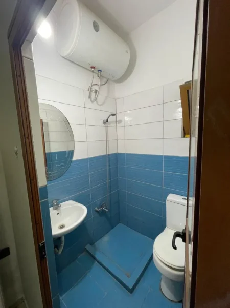 Tirane, jepet me qera Banesë 1+1, Kati 1, Mobiluar, Çmimi 30.000 Lekë të Reja, tek Bulevardi i Ri,Tiranë.