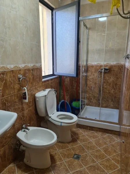 Tirane, jepet me qera apartament 1+1 Kati 4, 65 m² 550 € (STADIUMI DINAMO)