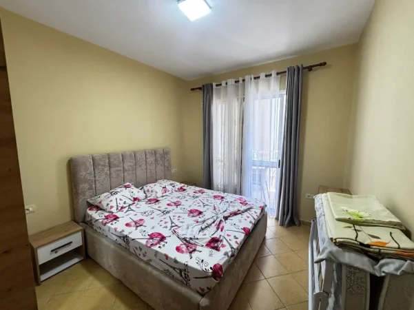Durres, jepet me qera apartament 1+1 , 60 m² 400 € (Shkembi i Kavajes)