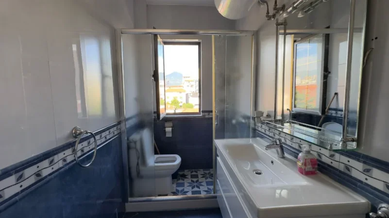 Tirane, shitet apartament 2+1+Ballkon Kati 4, 87 m² 200.000 € (Rruga Fortuzi)