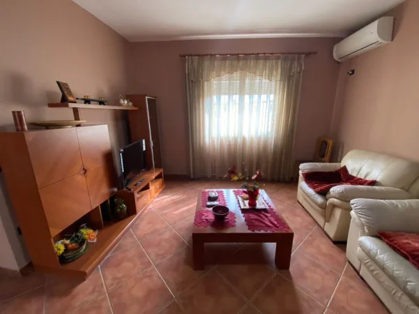 Tirane, jepet me qera apartament 1+1 Kati 5, 65 m² 550 € (RRUGA E ELBASANIT)