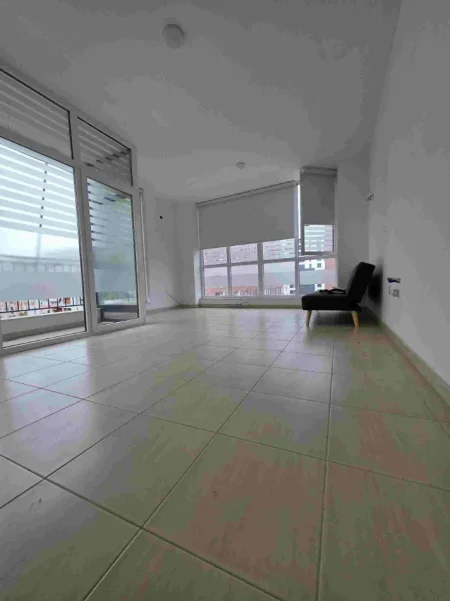 Tirane, jepet me qera ambjent biznesi Kati 3, 69 m² 470 € (Bulevardi i Ri)