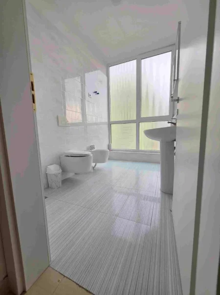 Tirane, jepet me qera ambjent biznesi Kati 3, 69 m² 470 € (Bulevardi i Ri)