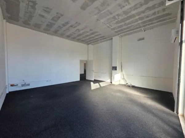 Tirane, jepet me qera ambjent biznesi Kati -1, 1.000 m² 5.000 € (Pallatet e verdha)