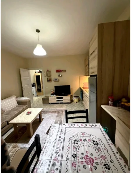 Tirane, jepet me qera apartament 1+1 Kati 6, 60 m² (ish fusha e aviacionit)