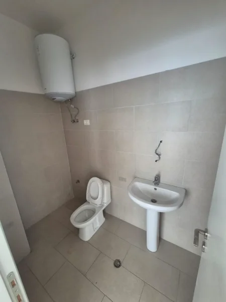 Tirane, jepet me qera dyqan Kati 0, 95 m² 1.500 € (KOMUNA E PARISIT)