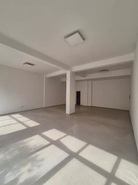 Tirane, jepet me qera dyqan Kati 0, 95 m² 1.500 € (KOMUNA E PARISIT)