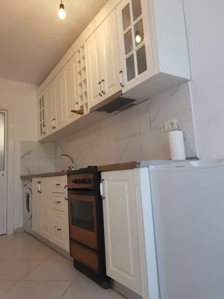 Tirane, jepet me qera apartament 1+1 Kati 1, 60 m² 400 € (Selitë)