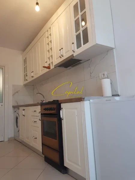Tirane, jepet me qera apartament 1+1 Kati 1, 70 m² 400 € (SELITE)