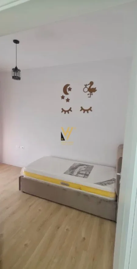 Tirane, jepet me qera apartament 2+1+Ballkon Kati 4, 90 m² 520 € (UNAZA E RE)