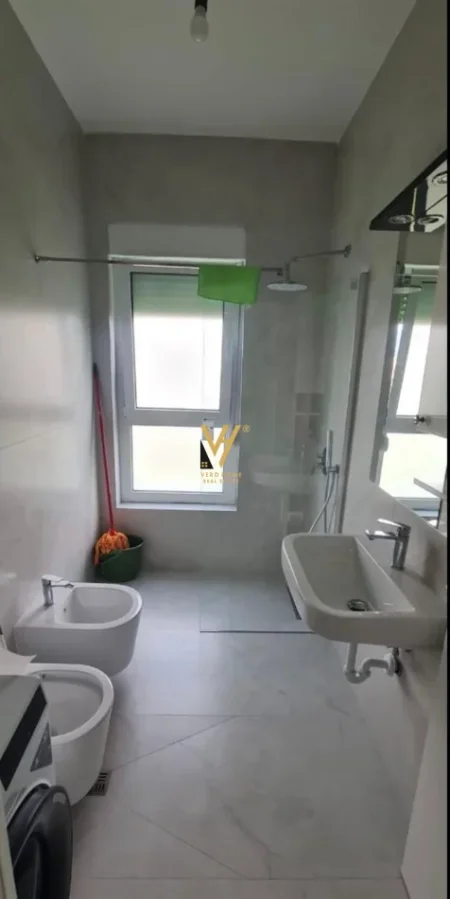 Tirane, jepet me qera apartament 2+1+Ballkon Kati 4, 90 m² 520 € (UNAZA E RE)