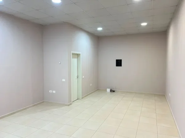 Tirane, jepet me qera dyqan Kati 0, 45 m² 300 € (RRUGA E KAVAJES)