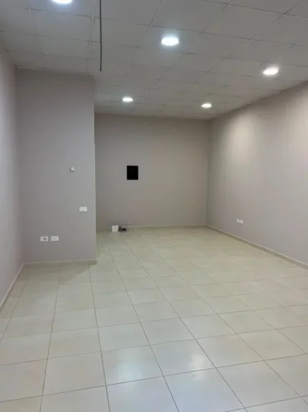 Tirane, jepet me qera dyqan Kati 0, 45 m² 300 € (RRUGA E KAVAJES)