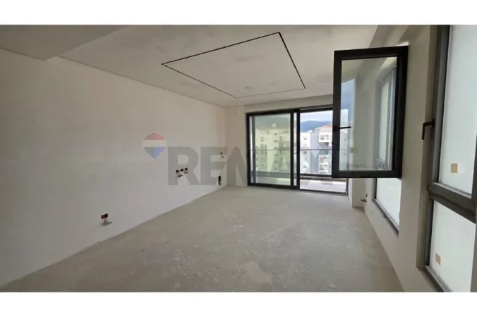 Vlore - Lungomare, shitet apartament 2+1+Ballkon Kati 9, 112 m² 250.000 € (Rruga Reshat Osmani, pran shkolles se Marines, Vlore)