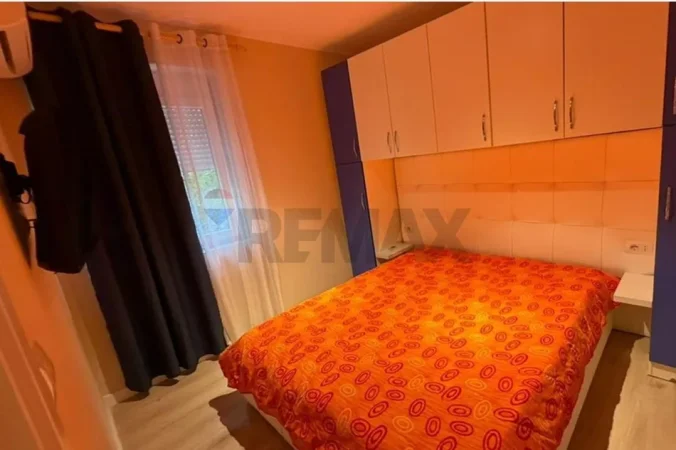 Tirane, jepet me qera apartament 1+1 Kati 1, 80 m² 470 € (oxhaku)
